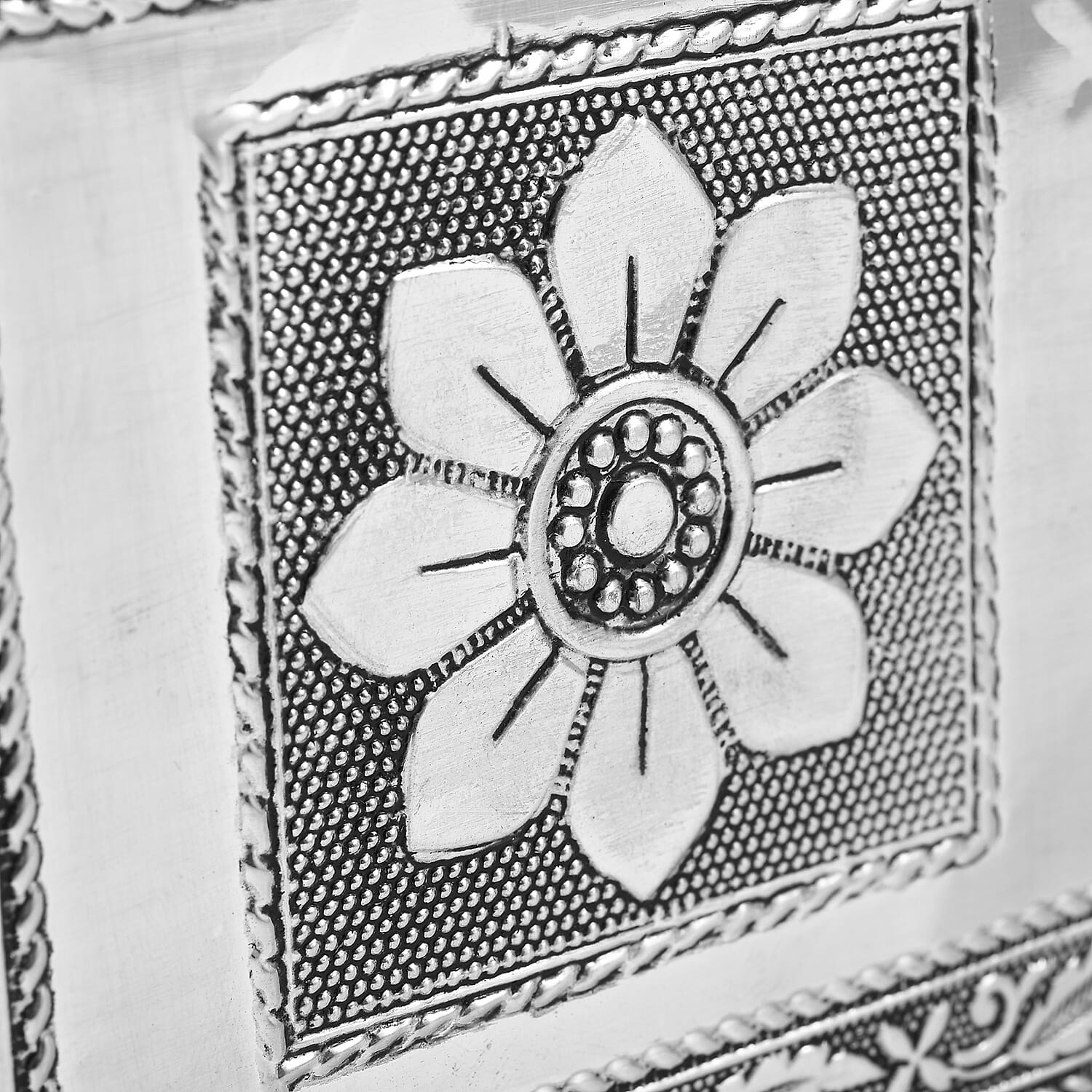 Elegant Handcrafted Treasure Box with Secure Clasp & Protective Interior (Size 20x11x14 cm) - Silver Elegant Handcrafted Treasure Box with Secure Clasp & Protective Interior (Size 20x11x14 cm) - Silver