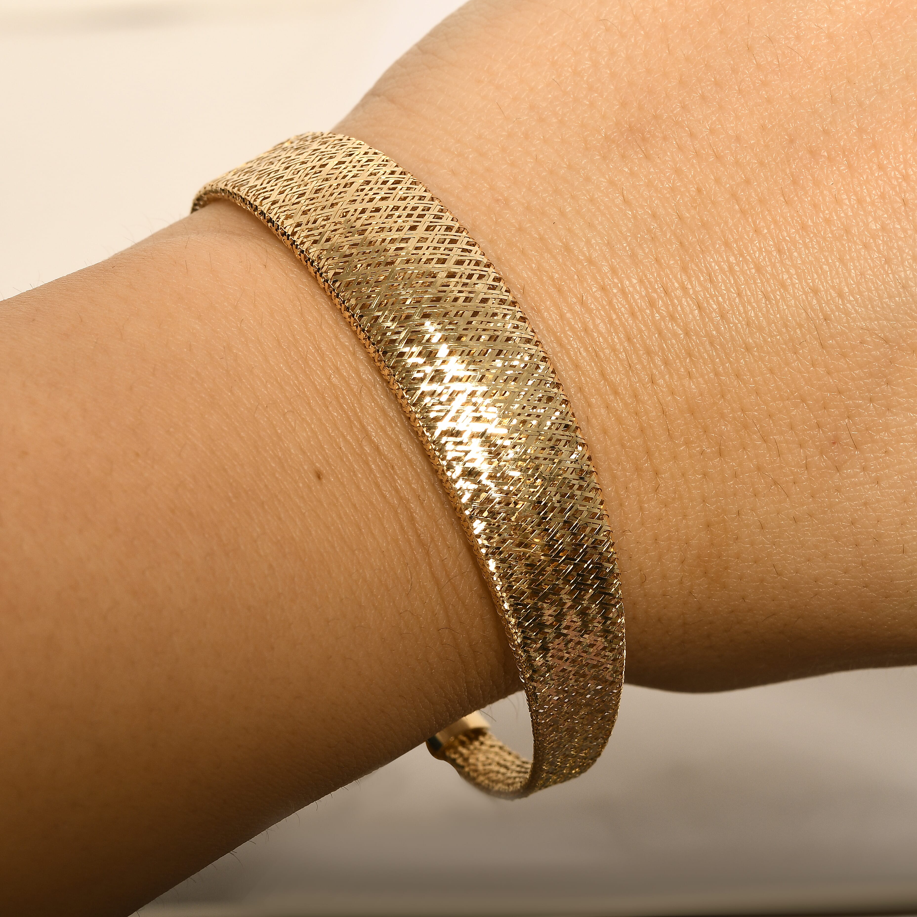 Gold Smackdown One to Own - 14K Yellow Gold Graduated Omega Memory Bracelet (Size - 7.5 with Ext.) with Lobster Clasp.