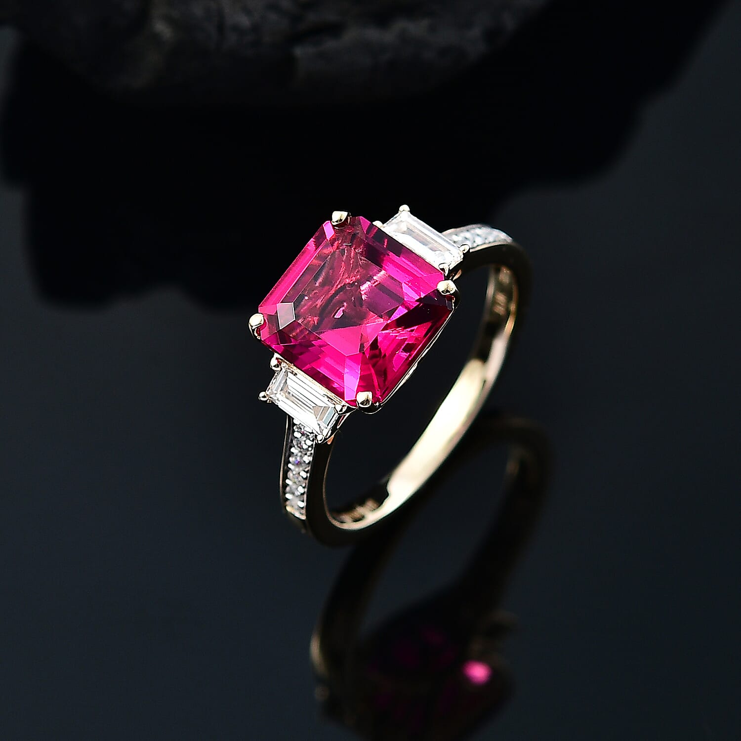 10K Yellow Gold AAA Lab Grown Bixbite, Lab Grown Diamond VS-EF Solitaire Ring, Gold Wt.3.31 Gms  4.605  Ct.