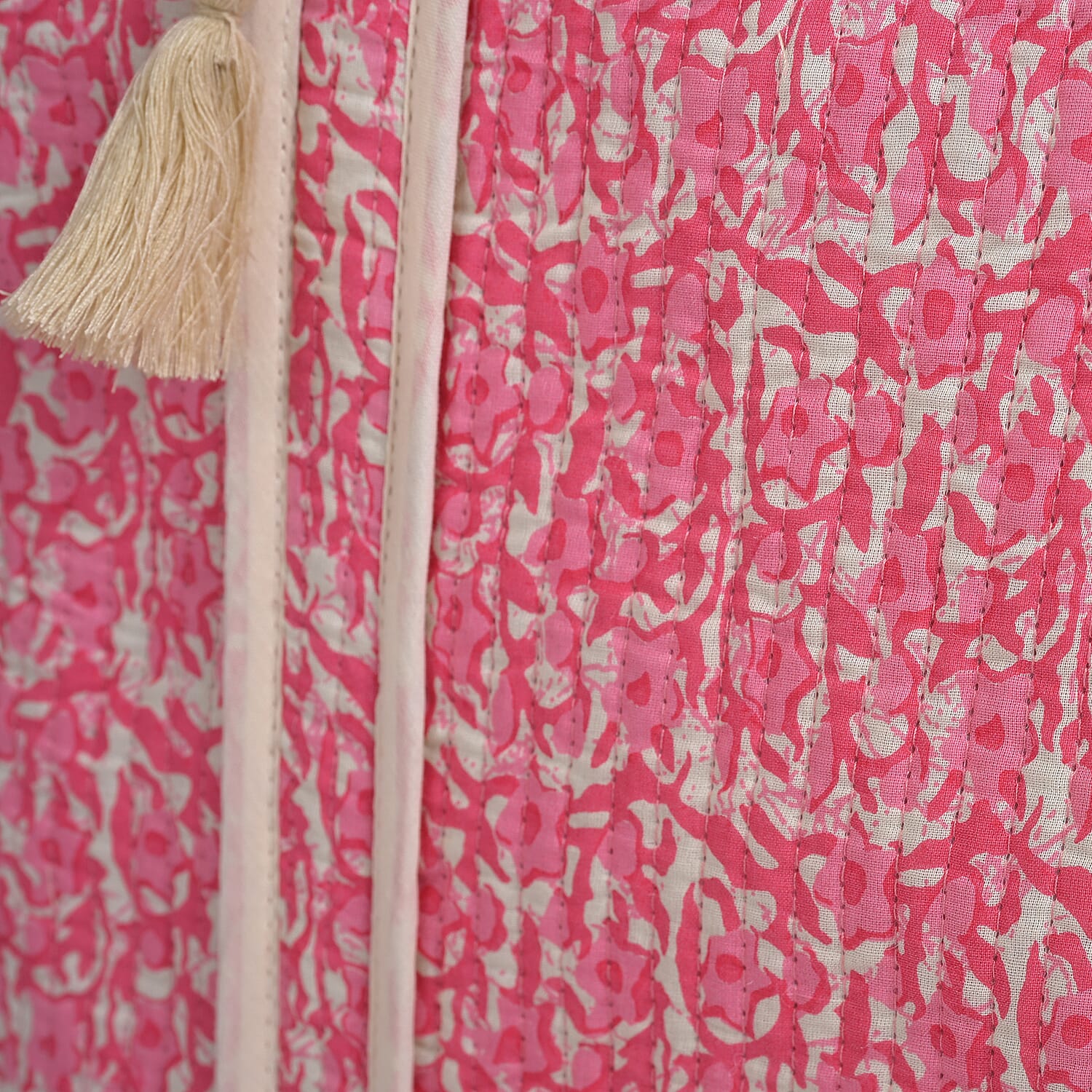 Quilted Fabric Abstract Flower Pattern Tote Bag with Zipper Closure - Pink & Cream