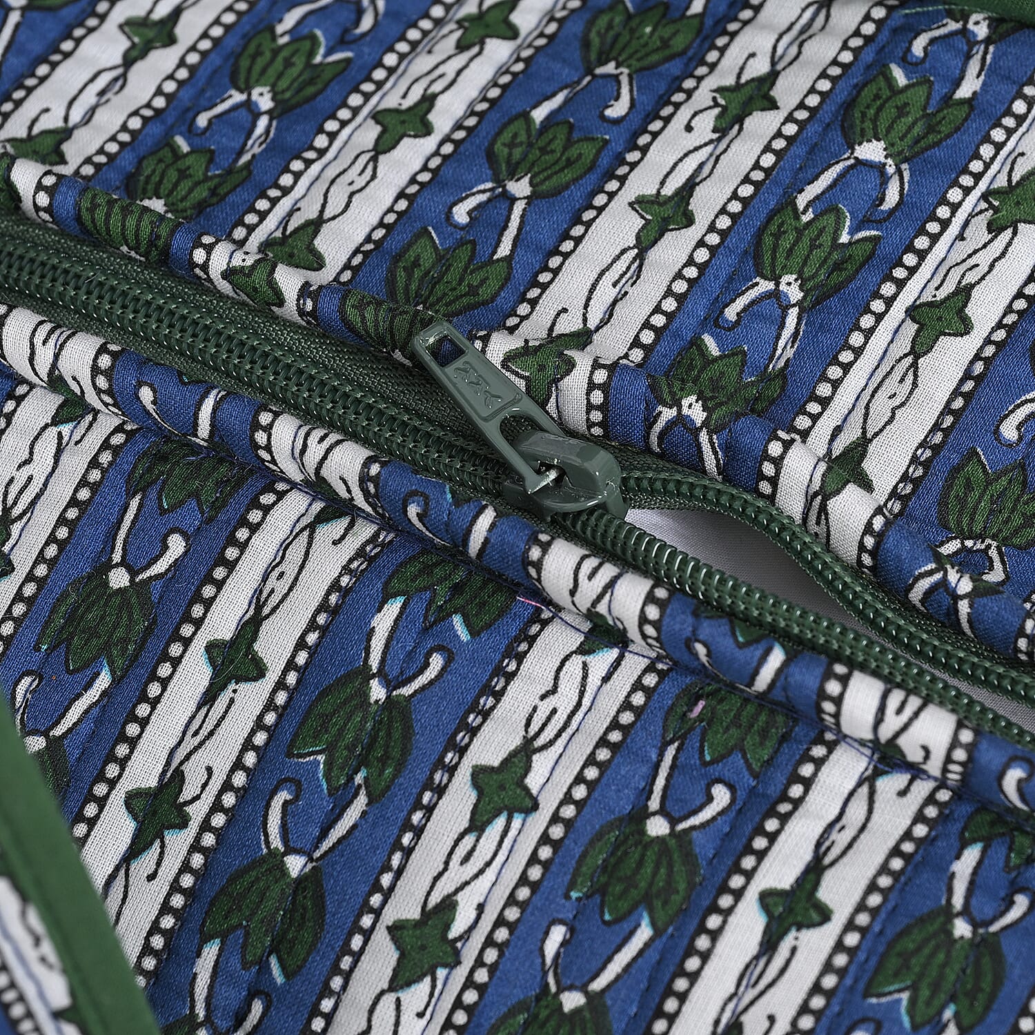 Quilted Fabric Stripe Pattern Tote Bag with Zipper Closure - White & Blue