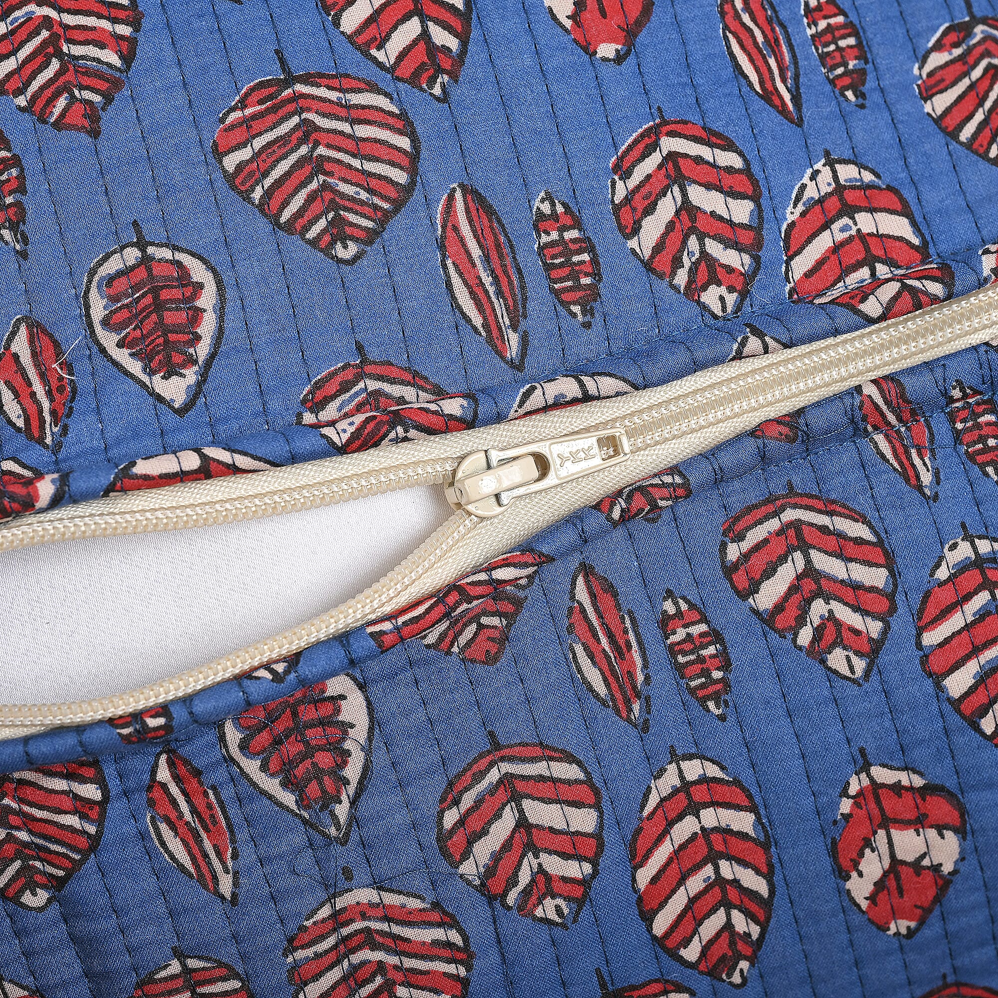 Quilted Fabric Floral Print Travel Duffel Bag - Blue & Red