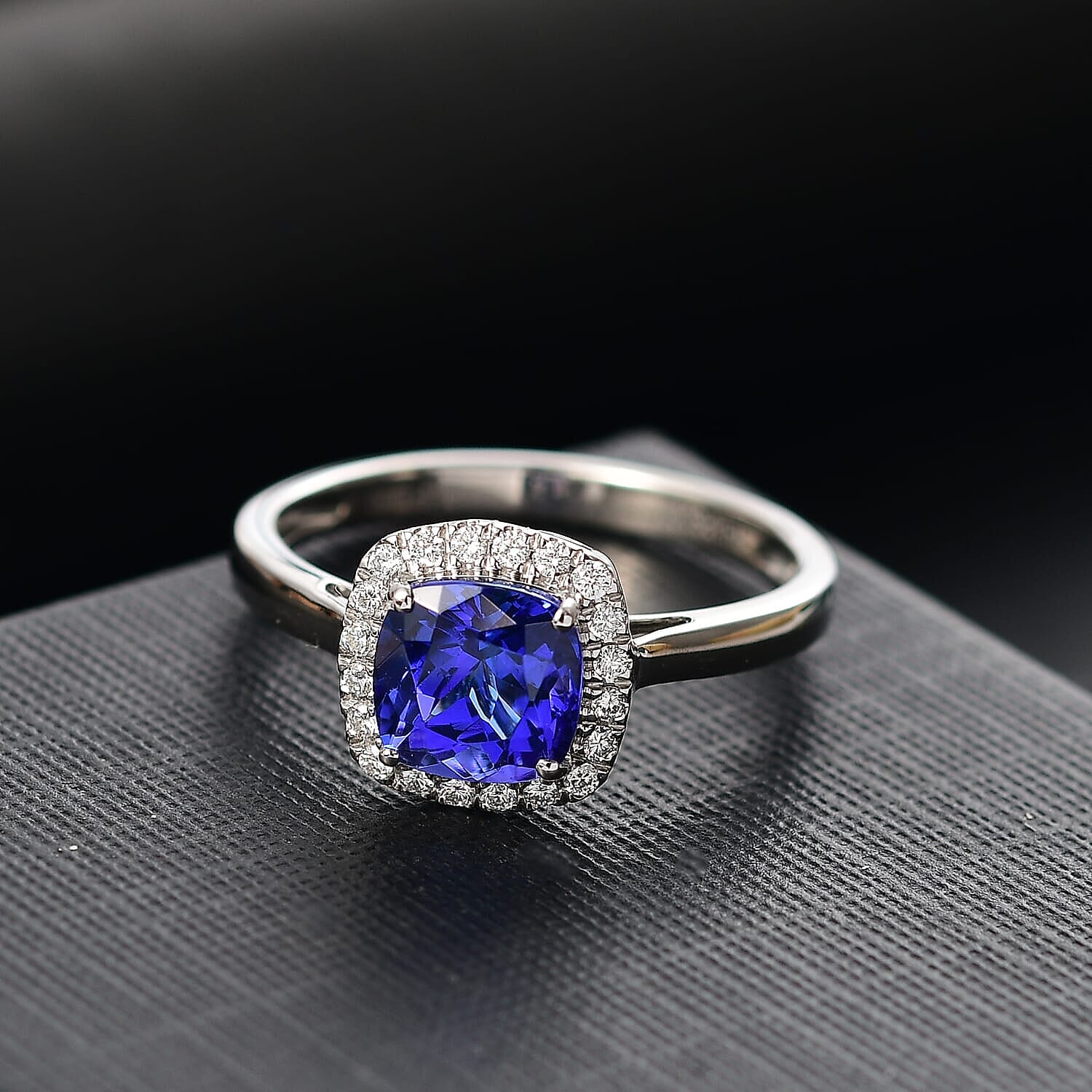 950 Platinum AAAA Tanzanite White Diamond VS-EF Solitaire Ring, Platinum Wt.4.97 Gms  2.801  Ct.