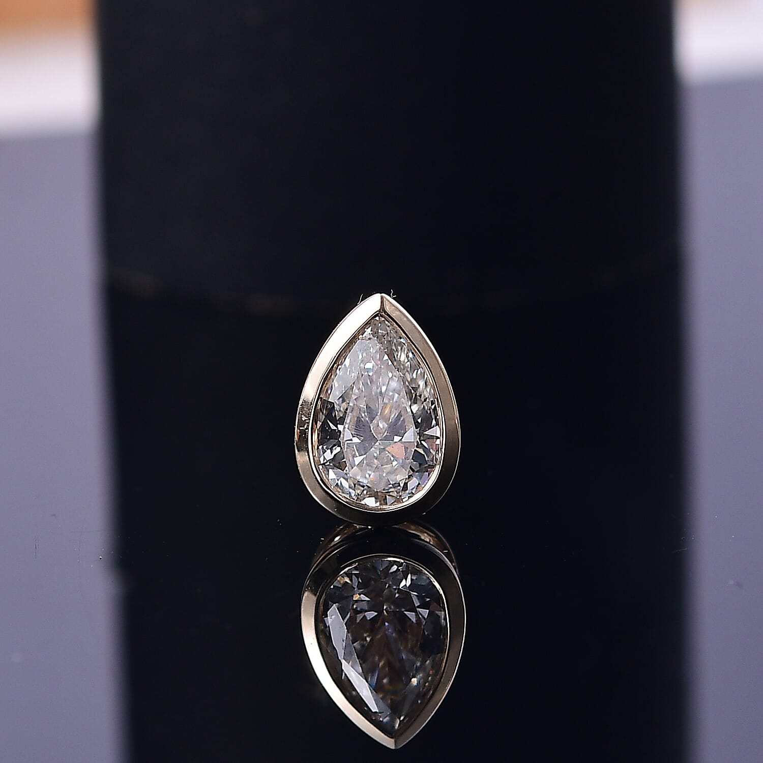 Luxuriant 9K Yellow Gold IGI Certified (VS-EF) Lab Grown Diamond Pear Pendant 1.04 Ct.