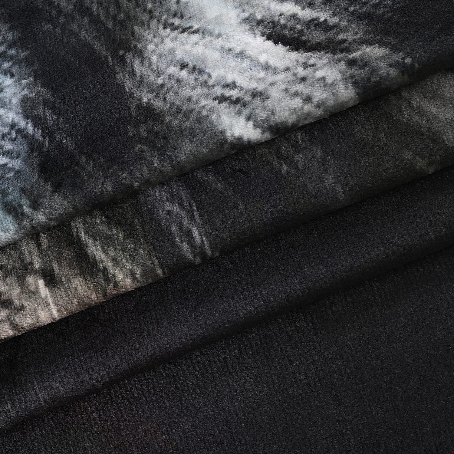 LAST IN STOCK Digital Wolf Print Flannel Cozy Throw (200x150 cm) - Black