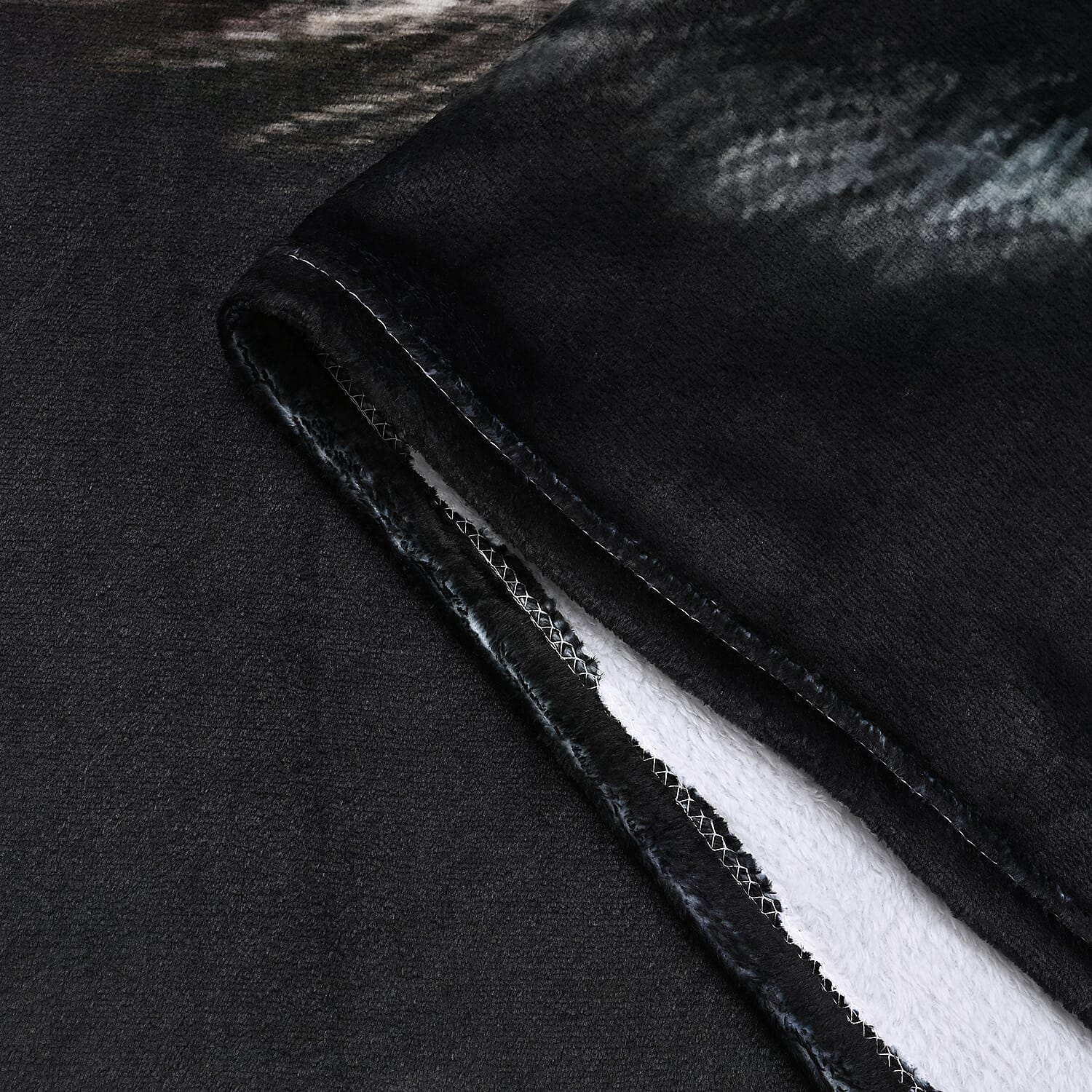 LAST IN STOCK Digital Wolf Print Flannel Cozy Throw (200x150 cm) - Black