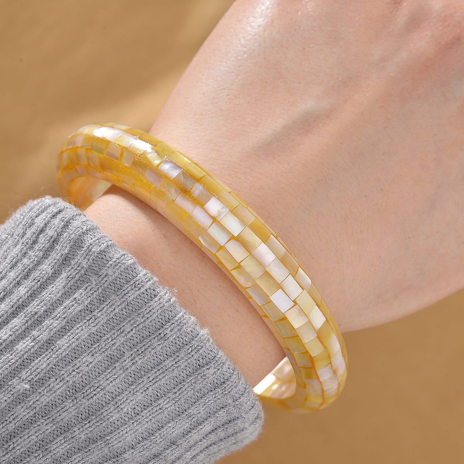 White South Sea Colour Mother Of Pearl Bangle