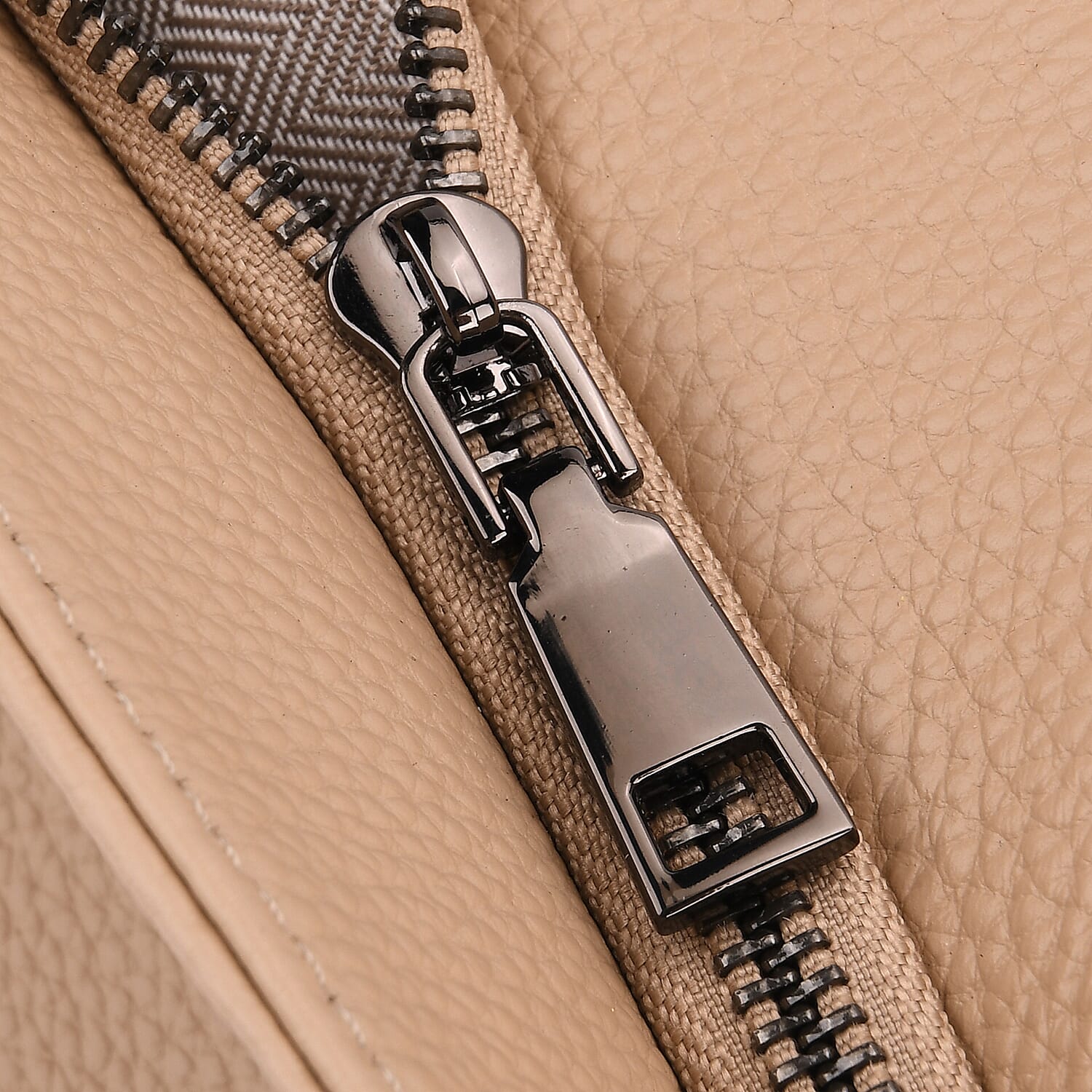 Vicenza 2025 Autumn-Winter Collection - Genuine Leather Belt-detail Crossbody Bag with Detachable Shoulder Strap - Oatmeal