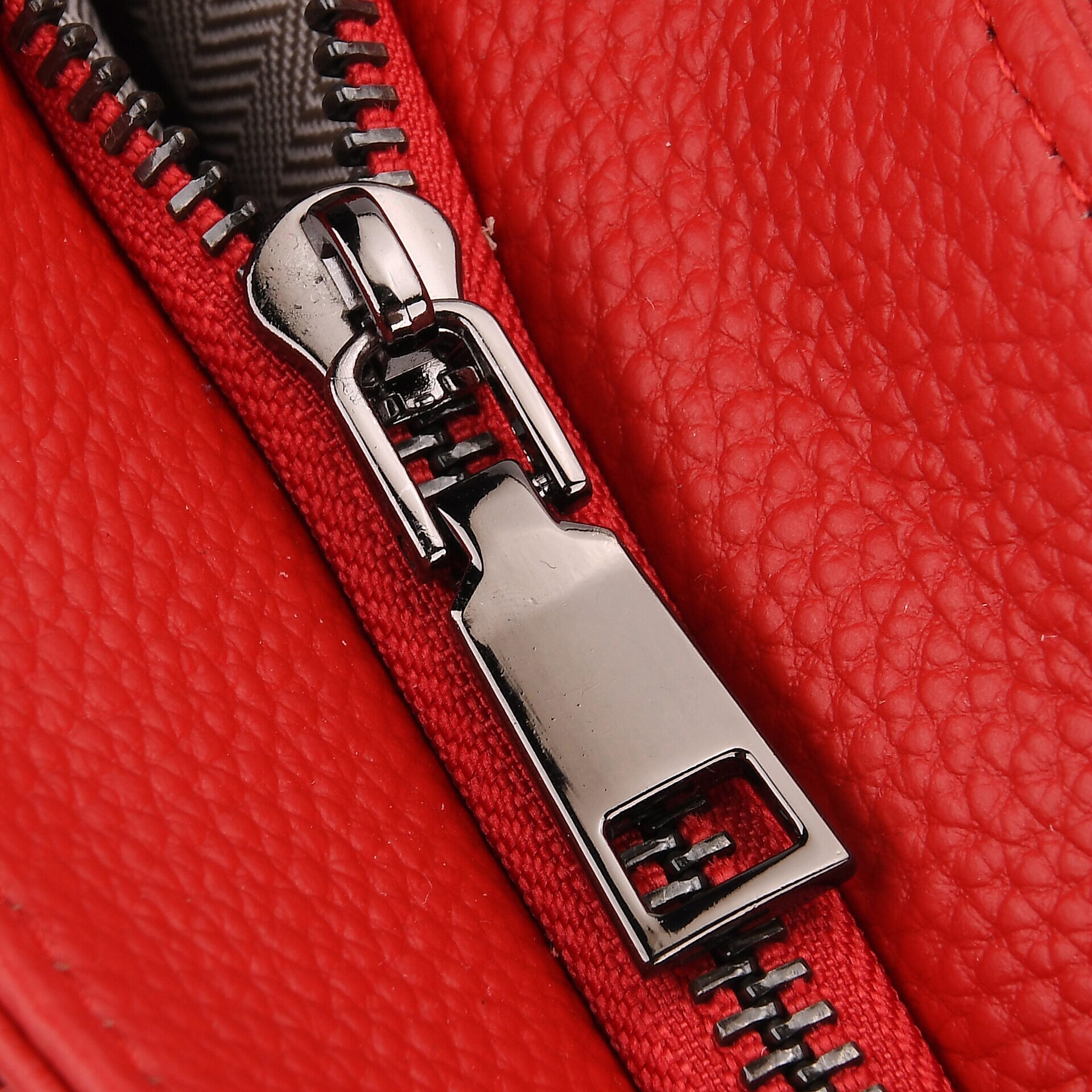 Vicenza 2025 Autumn-Winter Collection - Genuine Leather Belt-detail Crossbody Bag with Detachable Shoulder Strap - Red