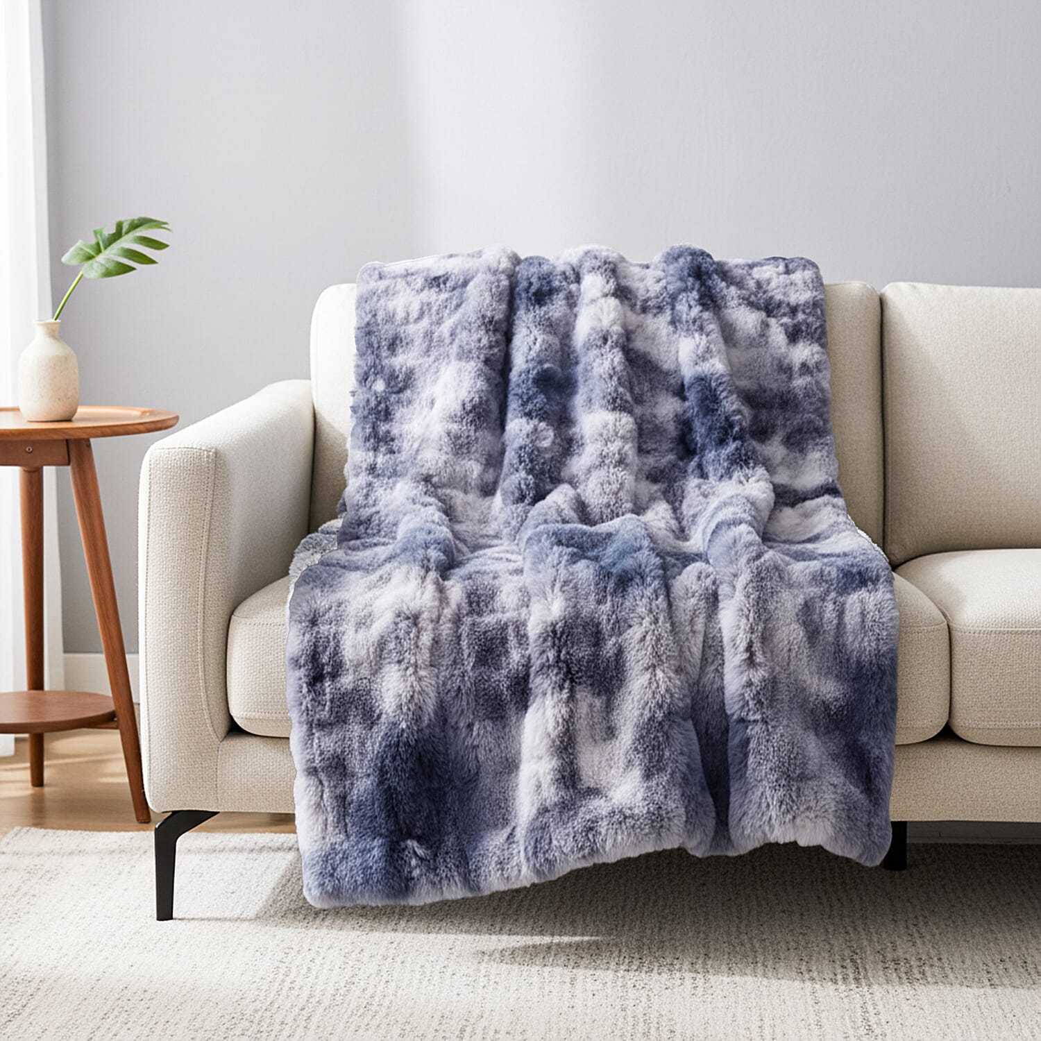 Sumptuously Super Soft Double Layered Sherpa Super Large Faux Rabbit Fur Blanket 710 GSM (200 x 150 cm) - Blue & White