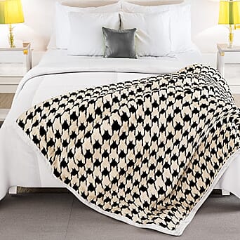 https://tjcuk.sirv.com/Products/81/8/8186101/Pre-Season-Special-Offer-Livmore-Double-Layer-Sherpa-Blanket-Black-Cre_8186101_1.jpg?w=342&h=342
