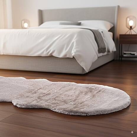 THE SUPER LUXURIOUS -HUSH HAVEN Cloud-Shaped Faux Fur Runner Rug With Foam Base (180 x 60 cm) - Ivory