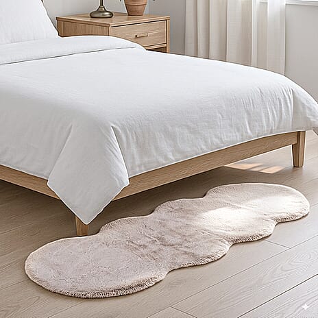 THE SUPER LUXURIOUS -HUSH HAVEN Cloud-Shaped Faux Fur Runner Rug With Foam Base (180 x 60 cm) - Ivory
