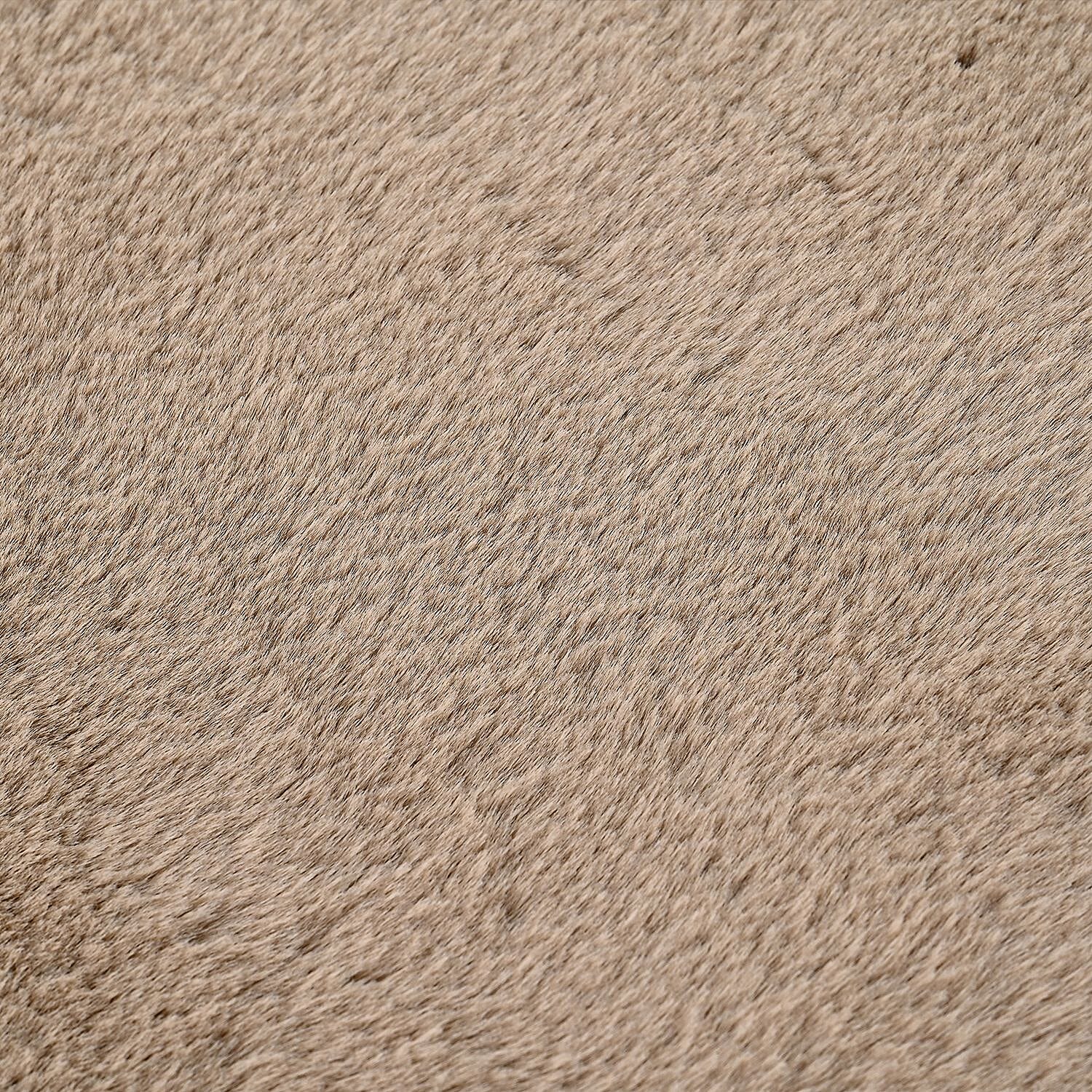 HUSH HAVEN Cosy Fish-Shaped Faux Fur Accent Rug (90 x 60 cm) - Beige