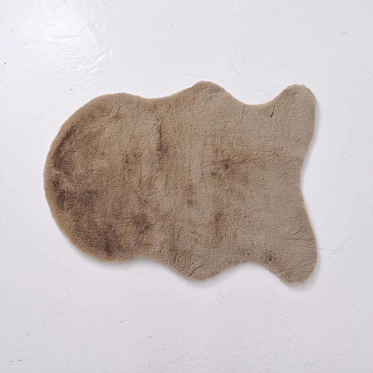 HUSH HAVEN Cosy Fish-Shaped Faux Fur Accent Rug (90 x 60 cm) - Beige