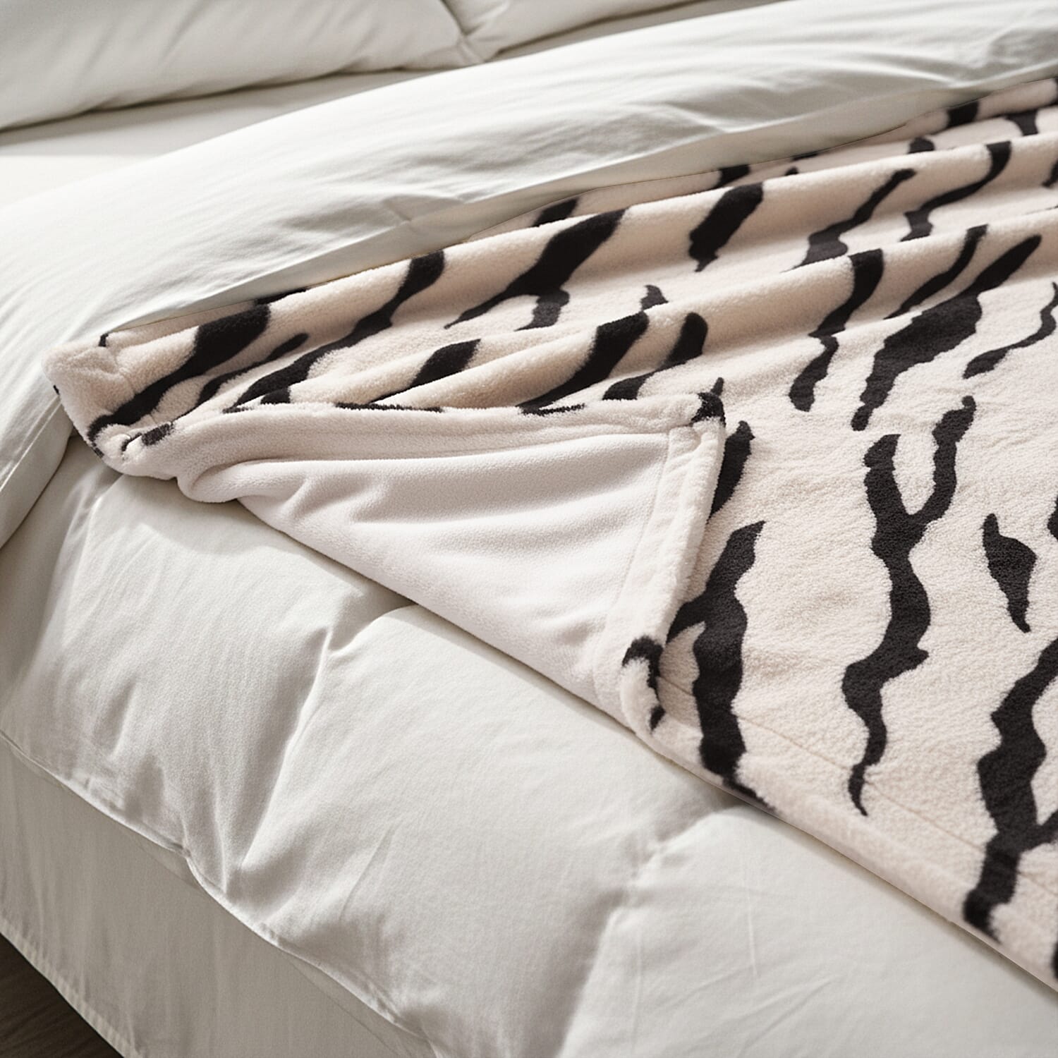 LIVMORE Zebra Print Faux Fur Cosy Blanket (200x150 cm) - Off-White & Black, 560 GSM