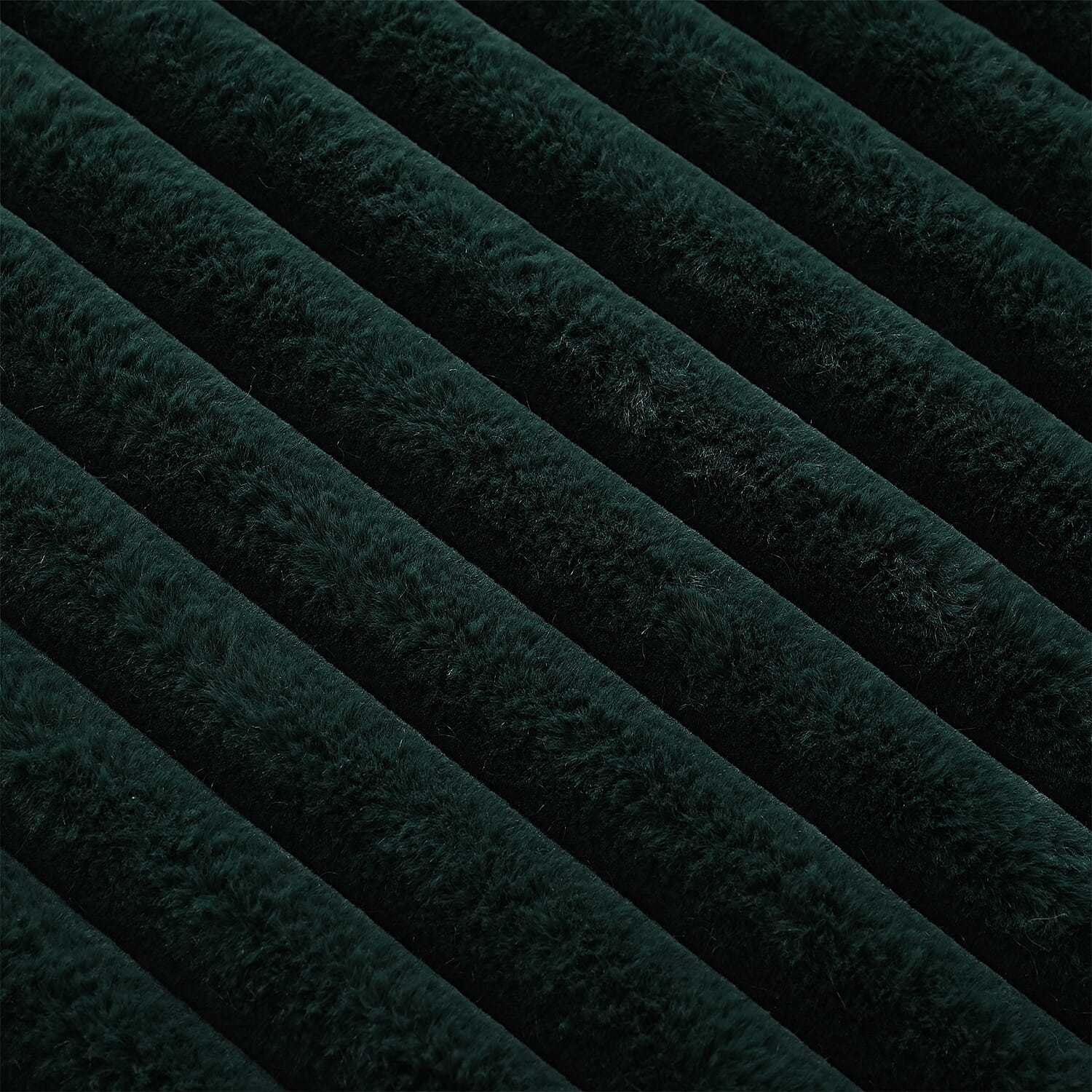 THE DEFINITION OF OPTIMUM LUXURY - HUSH HAVEN Opulent High End Double Layer Rich Faux Fur Blanket 520 GSM (200 x 165 cm) - Forest green
