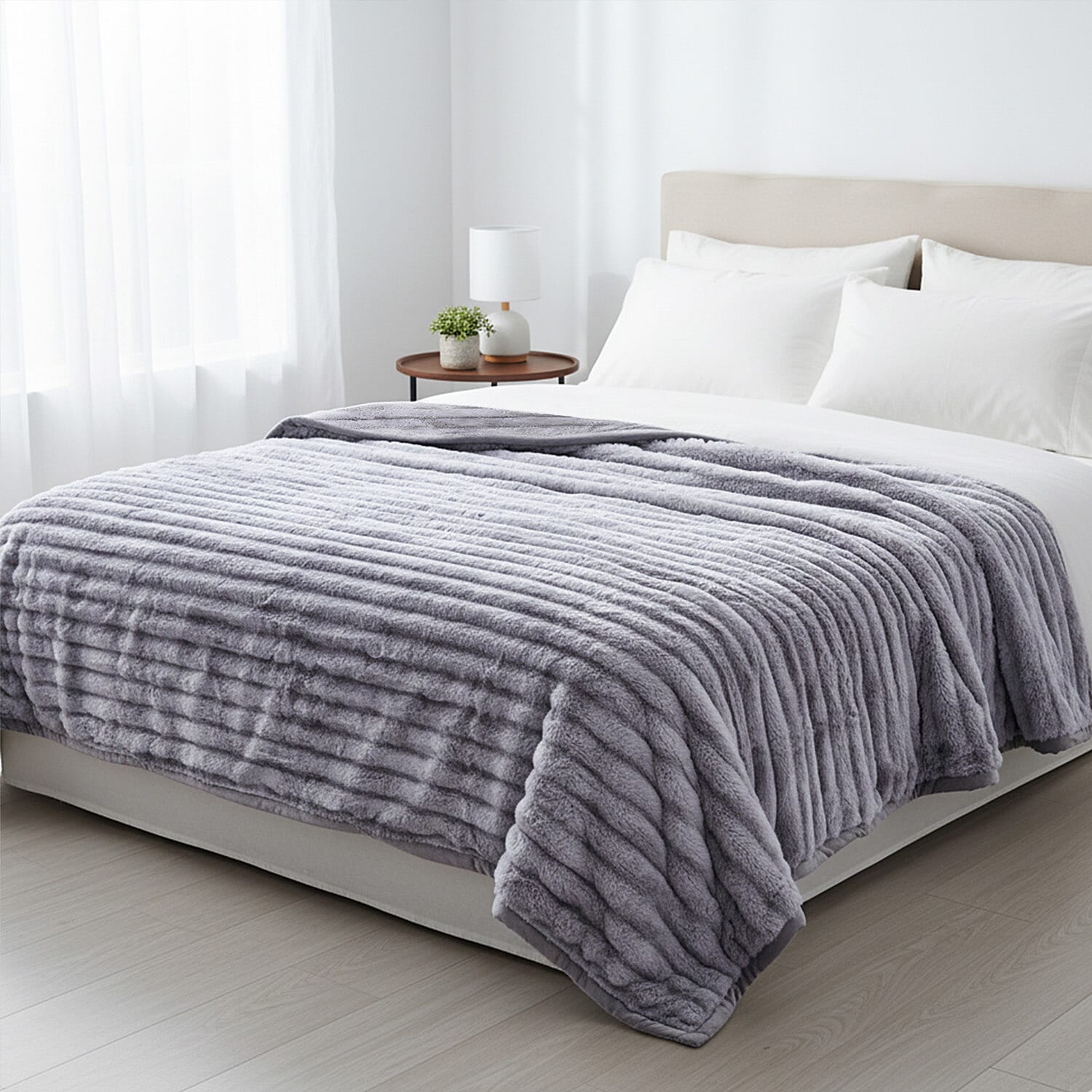 THE MOST LUXURIOUS BLANKET AT IW -- HUSH HAVEN Luxury Faux Fur Blanket with Border 600 GSM (150 x 200 cm) - Grey