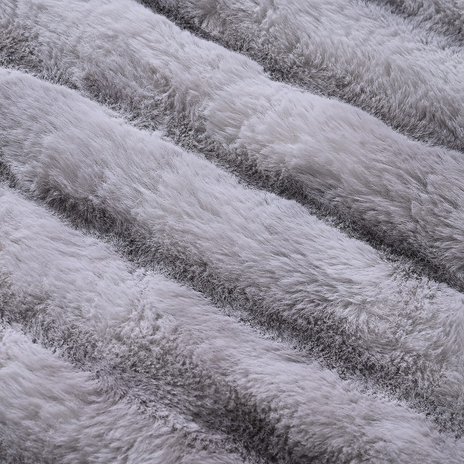 THE MOST LUXURIOUS BLANKET AT IW -- HUSH HAVEN Luxury Faux Fur Blanket with Border 600 GSM (150 x 200 cm) - Grey