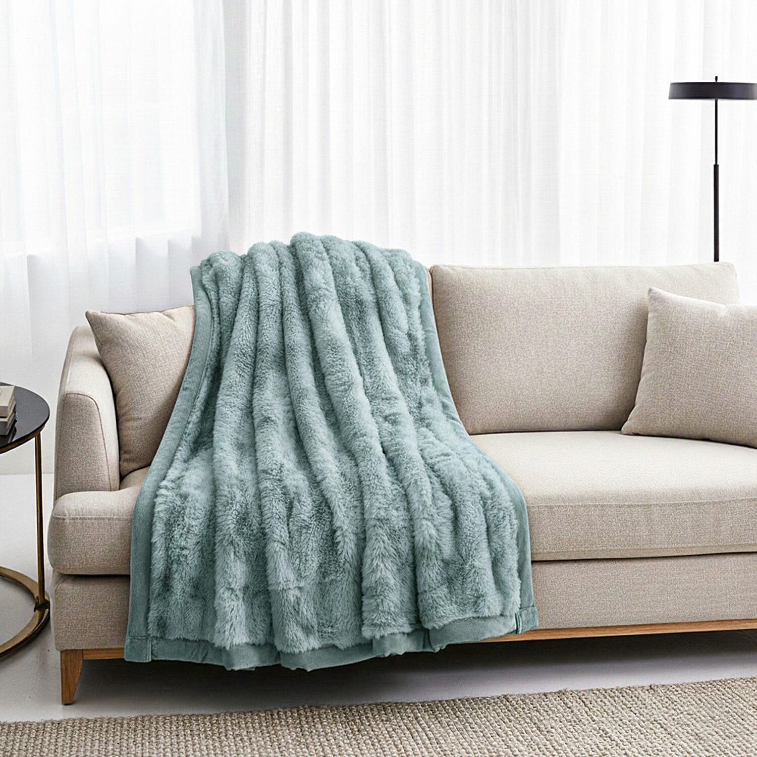 THE MOST LUXURIOUS BLANKET AT IW -- HUSH HAVEN Luxury Faux Fur Blanket with Border 600 GSM (150 x 200 cm) - Green