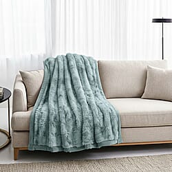 THE MOST LUXURIOUS BLANKET AT IW -- HUSH HAVEN Luxury Faux Fur Blanket with Border 600 GSM (150 x 200 cm) - Green