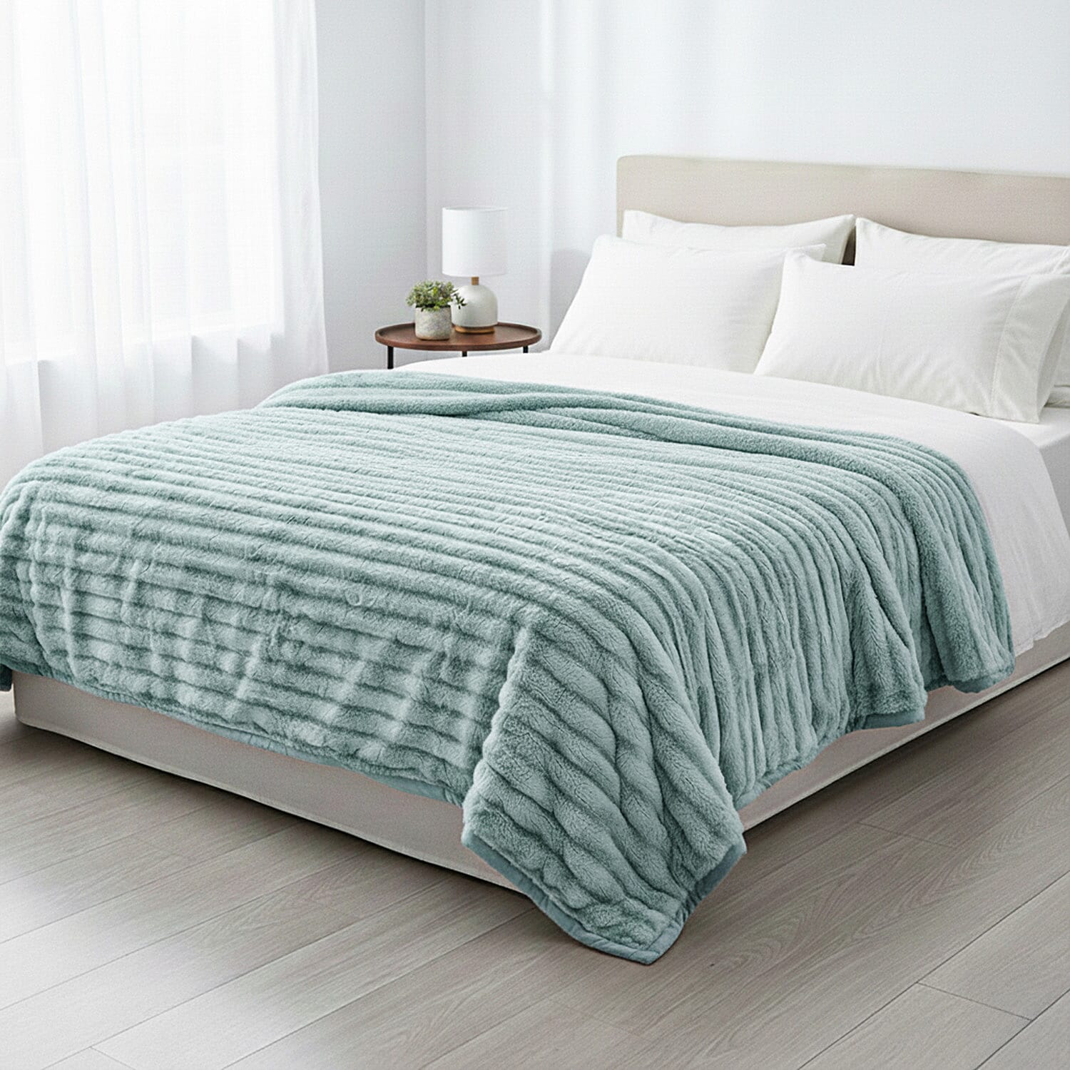 THE MOST LUXURIOUS BLANKET AT IW -- HUSH HAVEN Luxury Faux Fur Blanket with Border 600 GSM (150 x 200 cm) - Green