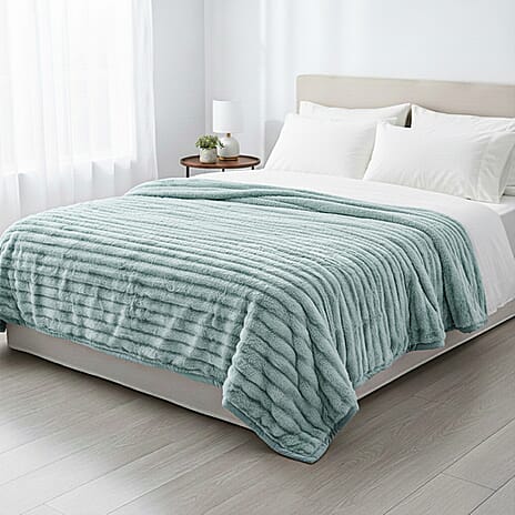 THE MOST LUXURIOUS BLANKET AT IW -- HUSH HAVEN Luxury Faux Fur Blanket with Border 600 GSM (150 x 200 cm) - Green