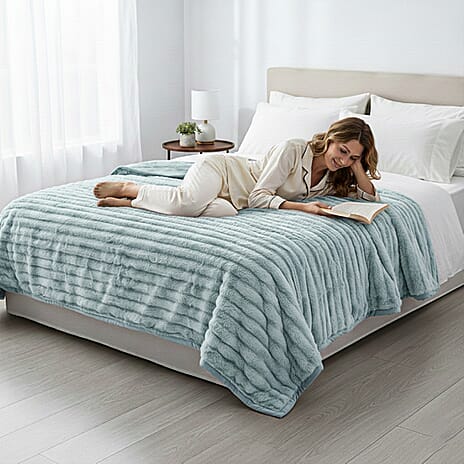 THE MOST LUXURIOUS BLANKET AT IW -- HUSH HAVEN Luxury Faux Fur Blanket with Border 600 GSM (150 x 200 cm) - Green