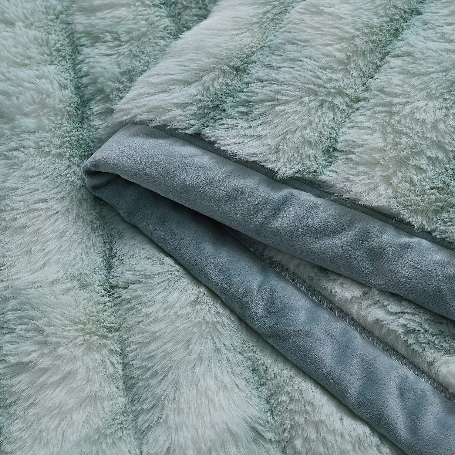 THE MOST LUXURIOUS BLANKET AT IW -- HUSH HAVEN Luxury Faux Fur Blanket with Border 600 GSM (150 x 200 cm) - Green