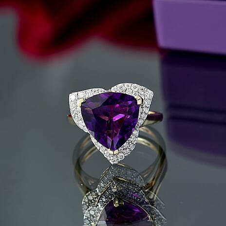 Luxuriant 10K Yellow Gold AAA Lusaka Amethyst, Lab Grown Diamond SI Main Stone With Side Stone Ring, Gold Wt.3.03 Gms  6.017  Ct.