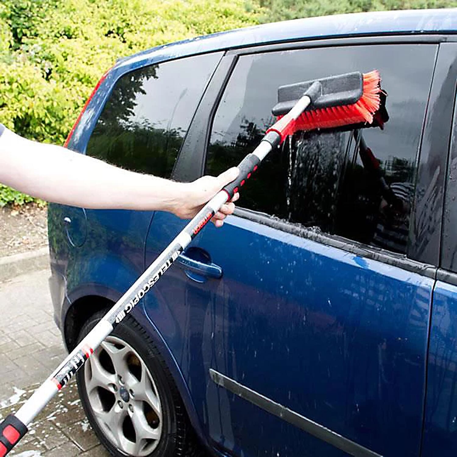 Telescopic-car-brush-with-attachment
