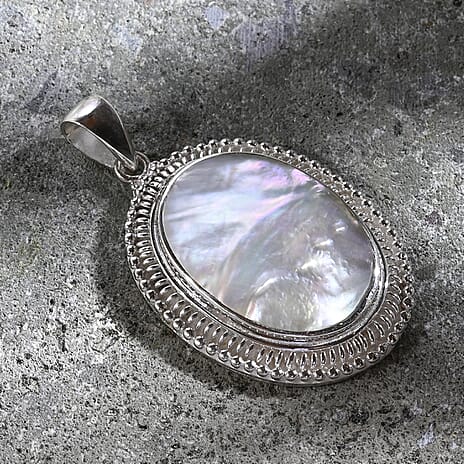 D'Joy Mother Of Pearl Pendant Sterling Silver, Silver Wt.6.9 Gms  9.280  Ct.
