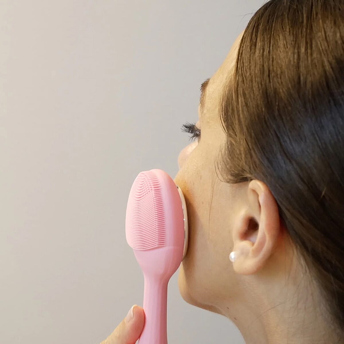 Blushly Vibrating Silicone Cleansing Tool with Heat Treatment - Pink