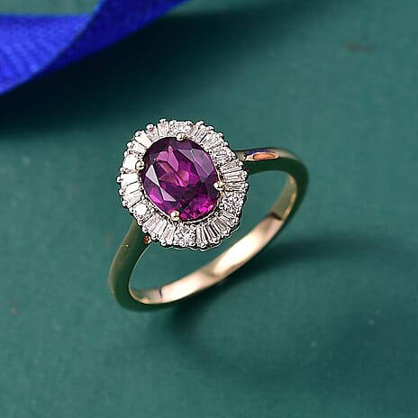 Luxuriant 10K Yellow Gold AAA Radiant Ember Garnet, Lab Grown Diamond Main Stone With Side Stone Ring, Gold Wt.2.49 Gms  1.805  Ct.