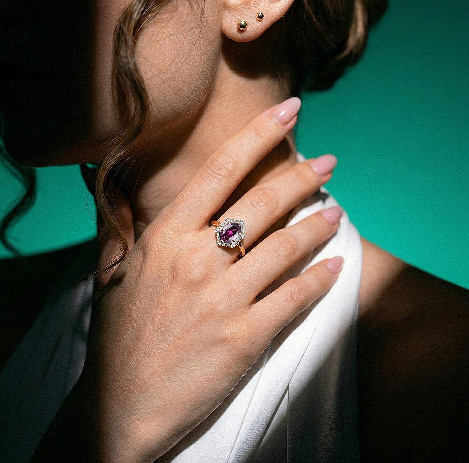 Luxuriant 10K Yellow Gold AAA Radiant Ember Garnet, Lab Grown Diamond GH, SI Main Stone With Side Stone Ring, Gold Wt.2.83 Gms  1.653  Ct.