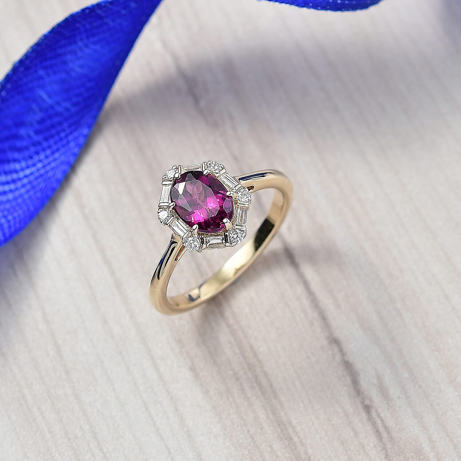 Luxuriant 10K Yellow Gold AAA Radiant Ember Garnet, Lab Grown Diamond GH, SI Main Stone With Side Stone Ring, Gold Wt.2.86 Gms  1.653  Ct.