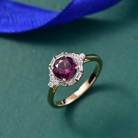 Luxuriant 10K Yellow Gold AAA Radiant Ember Garnet, Lab Grown Diamond Main Stone With Side Stone Ring, Gold Wt.2.33 Gms  1.764  Ct.