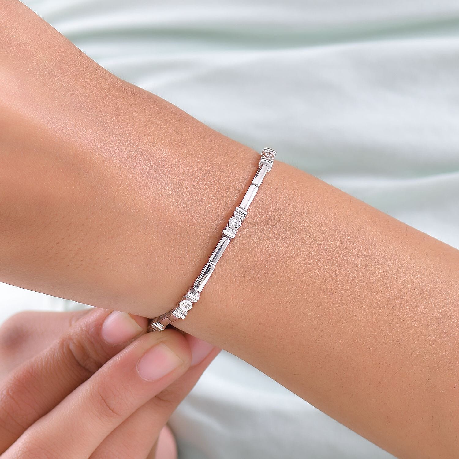 Luxuriant Lab Grown Diamond (SI-GH) Tennis Bracelet 1 Row (Size 7.5) with GB Lock Box in Rhodium Overlay Sterling Silver 1.00 Ct, Silver Wt. 10.03 Gms.