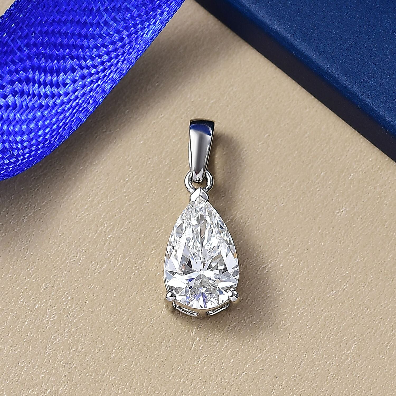 Luxuriant 950 Platinum IGI Certified (VS-EF) Lab Grown Diamond Pendant 2.04 Ct.