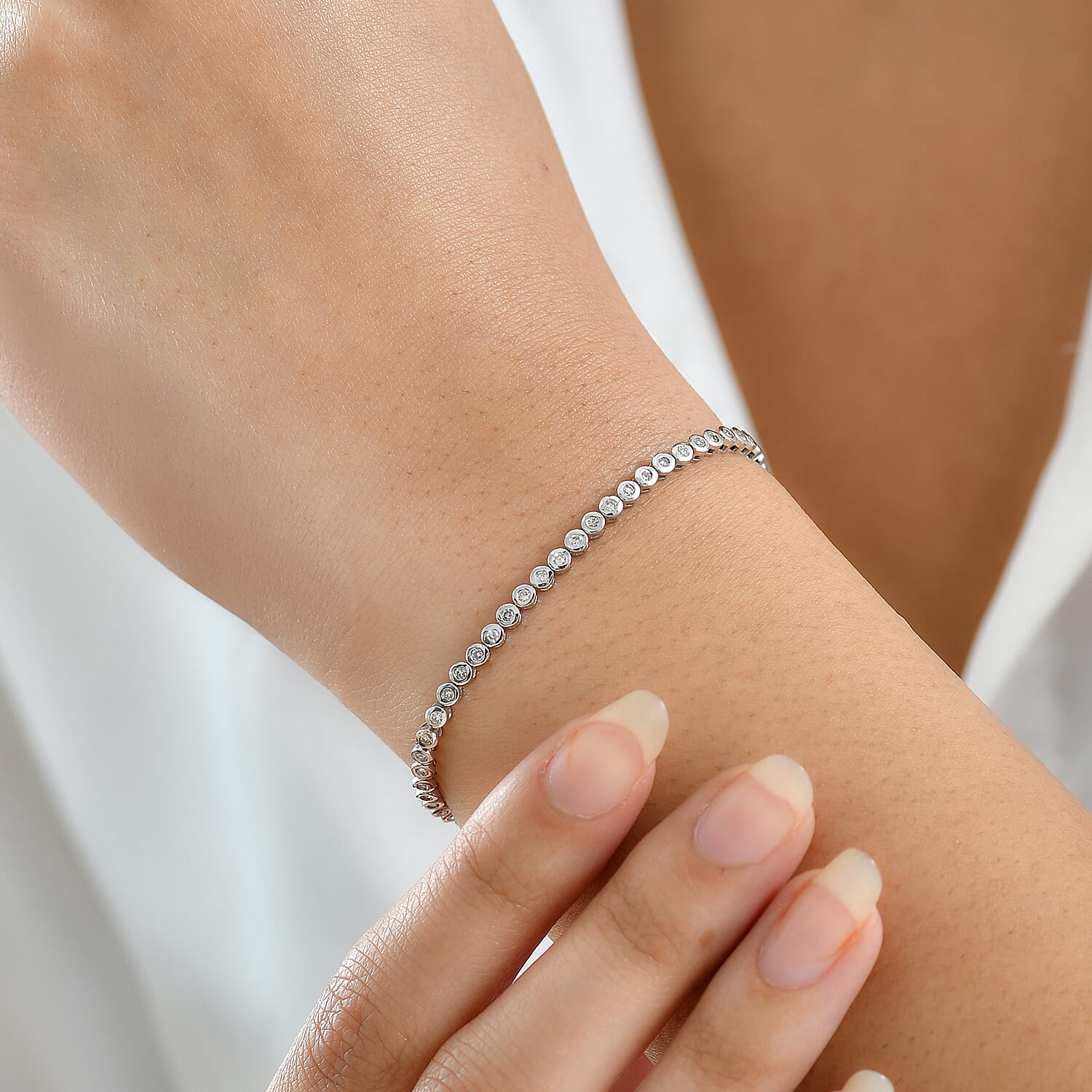 Luxuriant Lab Grown Diamond (SI-GH) Tennis Bracelet 1 Row (Size 7.5) in Rhodium Overlay Sterling Silver 0.95 Ct, Silver Wt. 6.21 Gms.