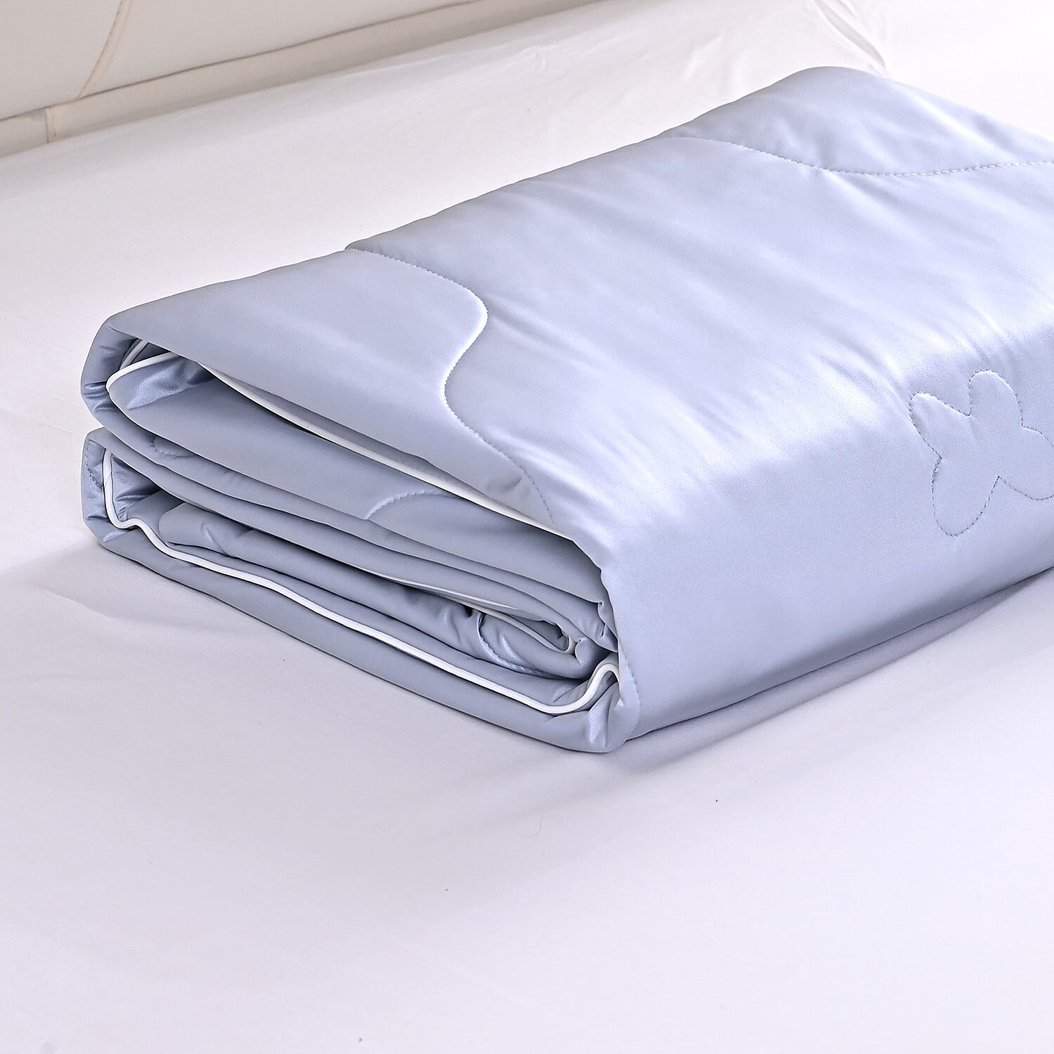 Livmore All Seasons Cooling Mulberry Silk Blend Quilt (Double 135 x 200 cm) - Blue