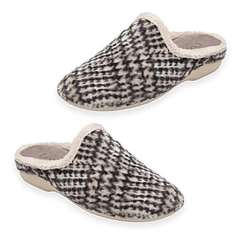https://tjcuk.sirv.com/Products/83/5/8357256/Lotus-Hardy-Womens-Patterned-Slip-On-Slippers-Size-4-Khaki_8357256_1.jpg?w=342&h=342