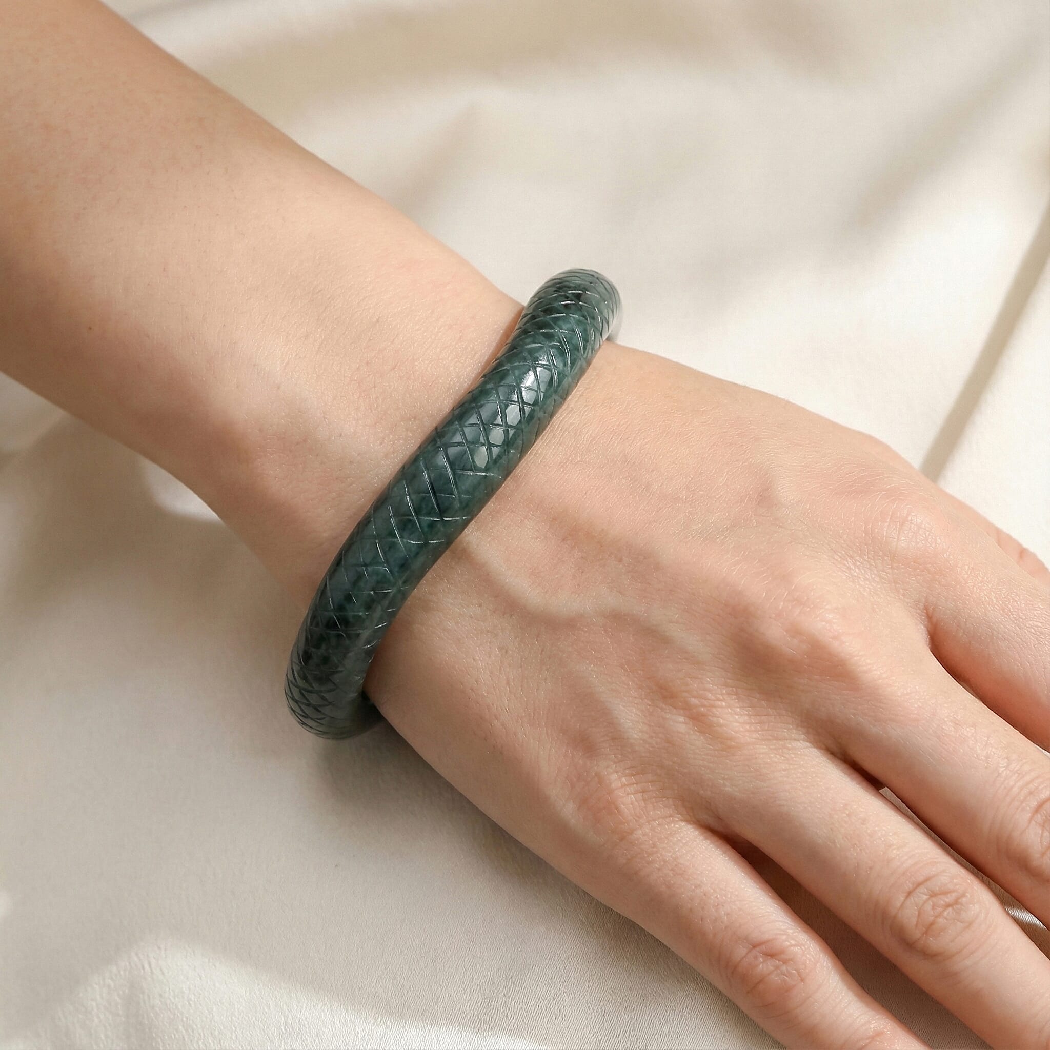 Natural Jadeite Jade Snake Carved Bangle (Size 8) 150.00 Ct.