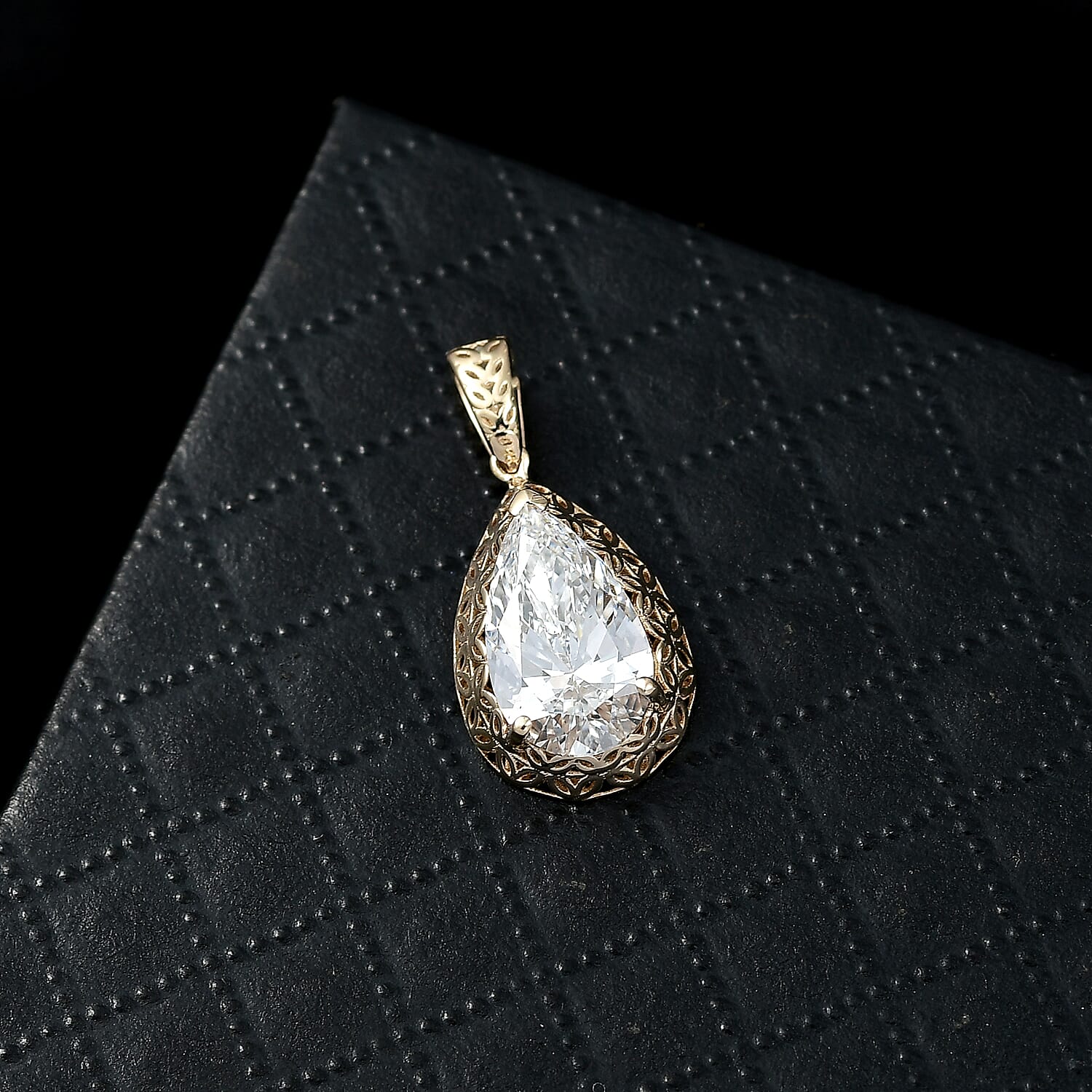 Luxuriant 14K Yellow Gold Lab Grown Diamond (VS-EF) Solitaire Pendant 2.06 Ct.