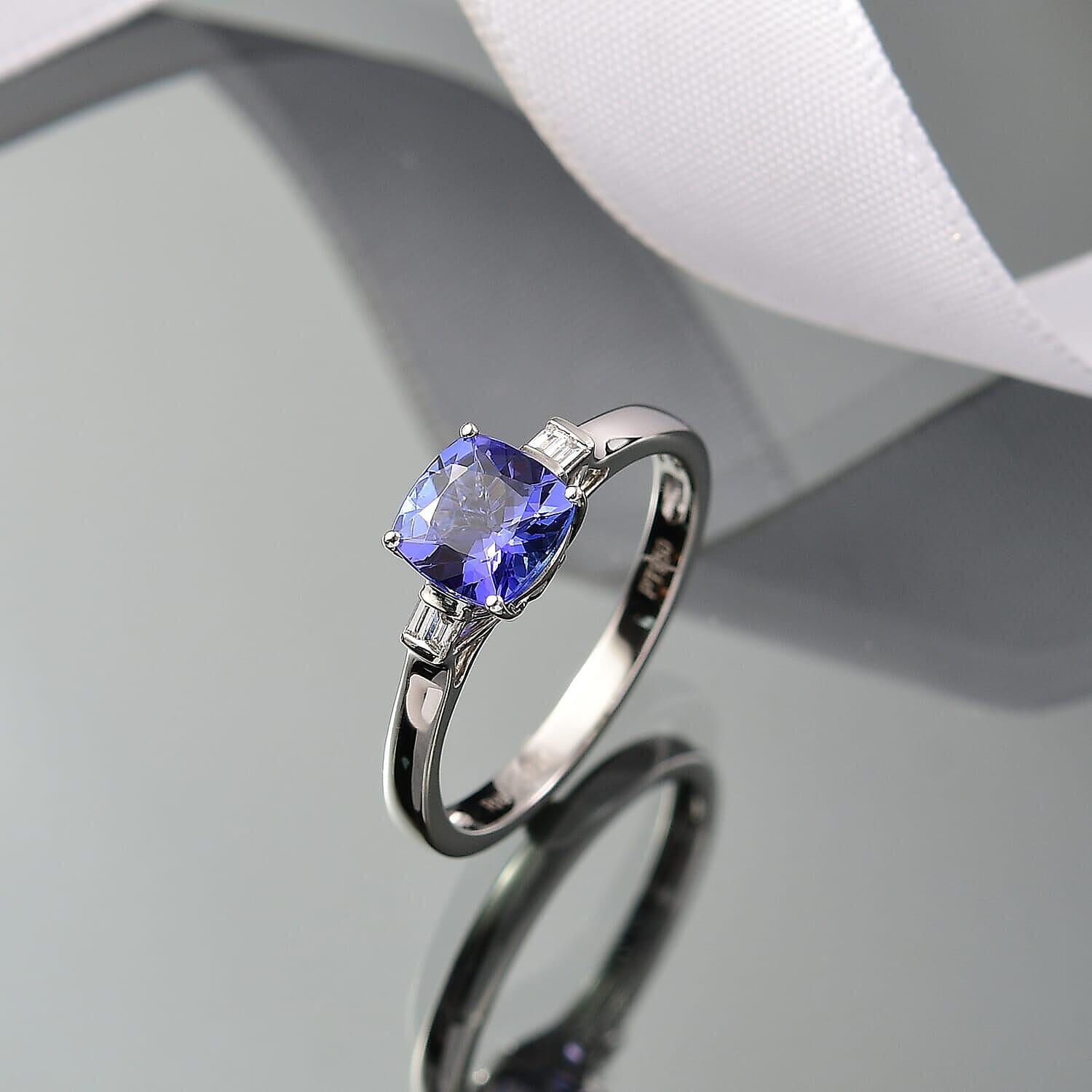 950 Platinum AAAA Tanzanite White Diamond VS-EF Solitaire Ring, Platinum Wt.4.91 Gms  1.890  Ct.