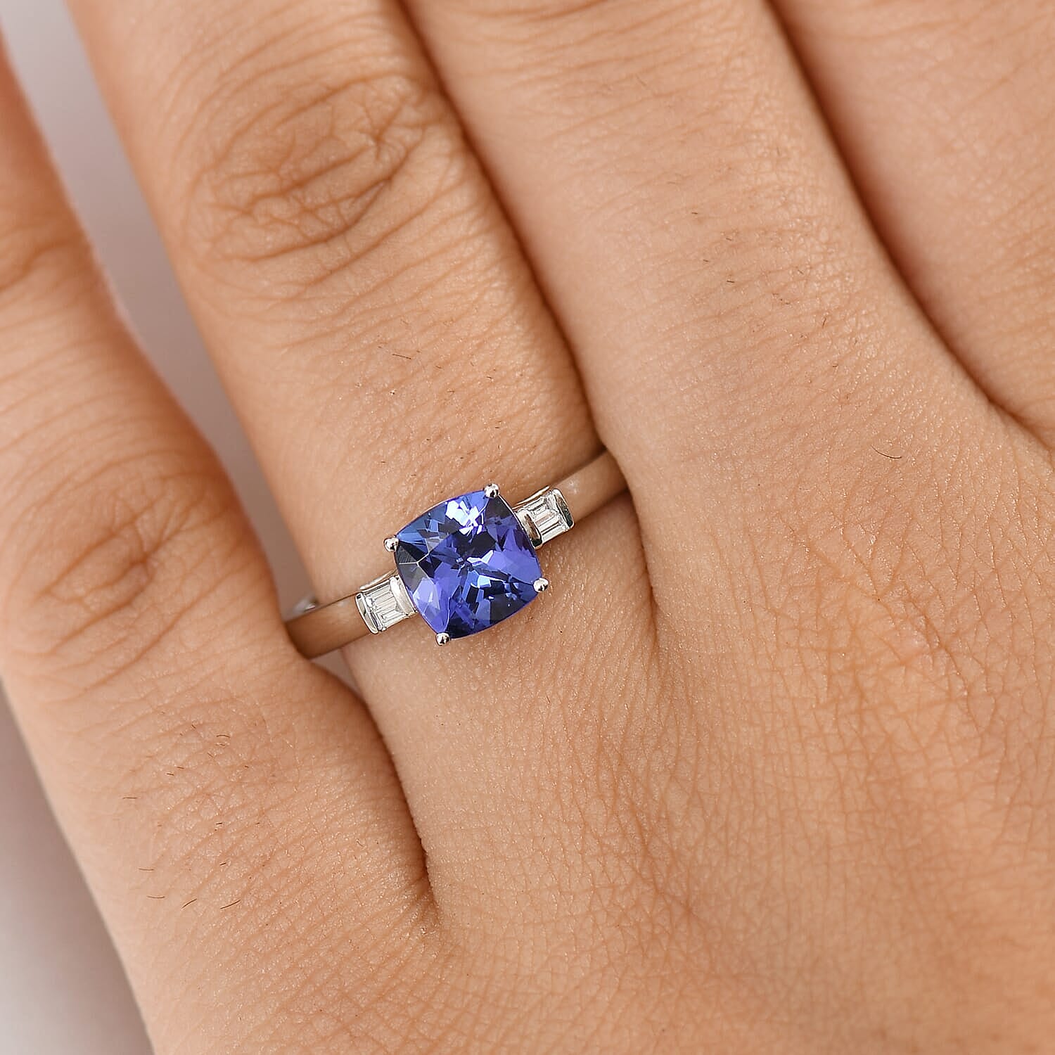 950 Platinum AAAA Tanzanite White Diamond VS-EF Solitaire Ring, Platinum Wt.4.91 Gms  1.890  Ct.