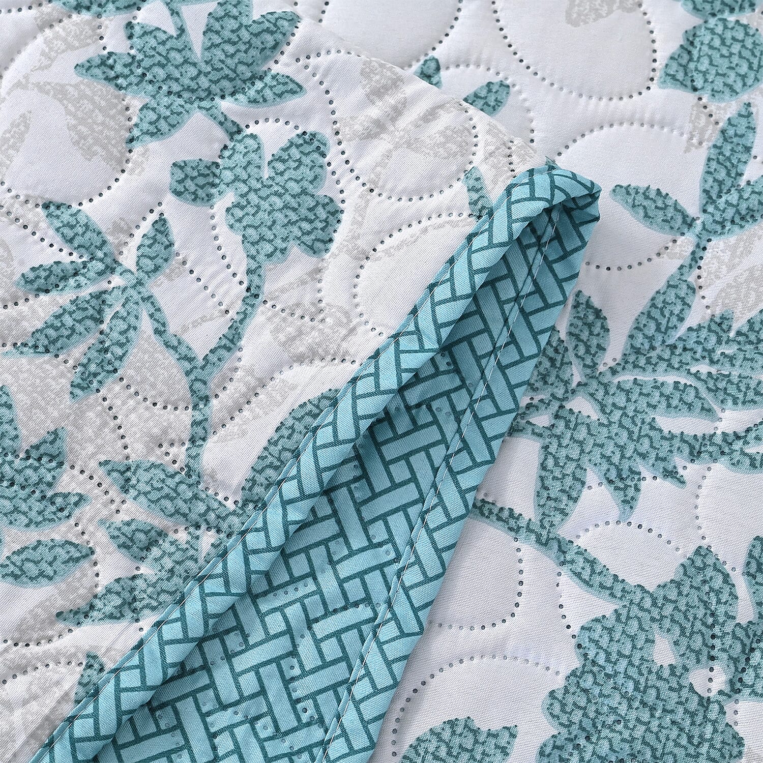 Hush Haven Floral Pinsonic Bedding Set &ndash; 4 Piece Quilt Set with Fitted Sheet & Pillowcases