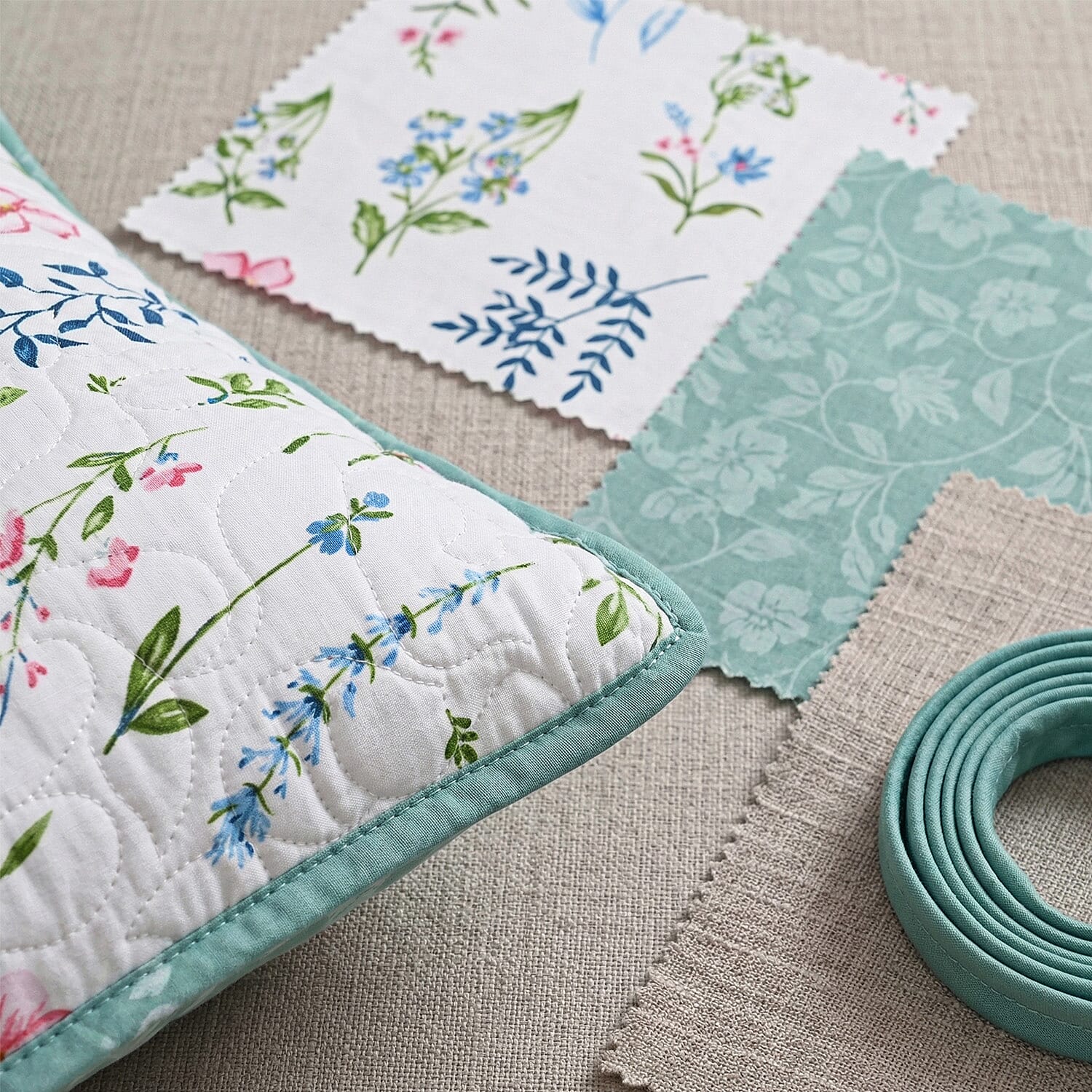 Hush Haven Floral Pinsonic Bedding Set &ndash; 4 Piece Quilt Set with Fitted Sheet & Pillowcases