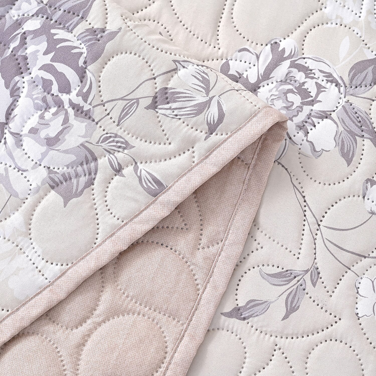 Hush Haven Floral Pinsonic Bedding Set &ndash; 4 Piece Quilt Set with Fitted Sheet & Pillowcases