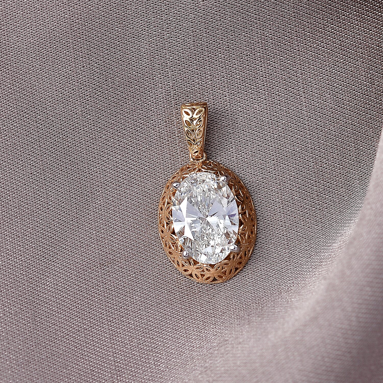 Luxuriant 18K Yellow Gold IGI Certified VS-E-F Lab Grown Diamond  Oval Cut Solitaire Pendant 2.00 Ct.